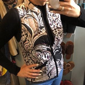 Chico’s vest full zip super cute EUC Chico sizing is “0” size 4-6 in USA